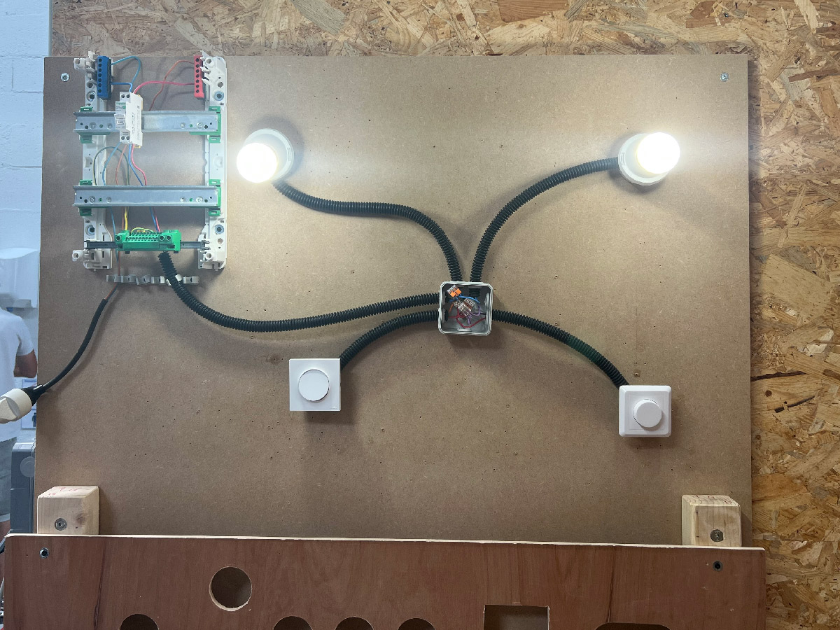 Installation of a junction box for a light point controlled by a one-way switch, and another one by a dimmer switch.