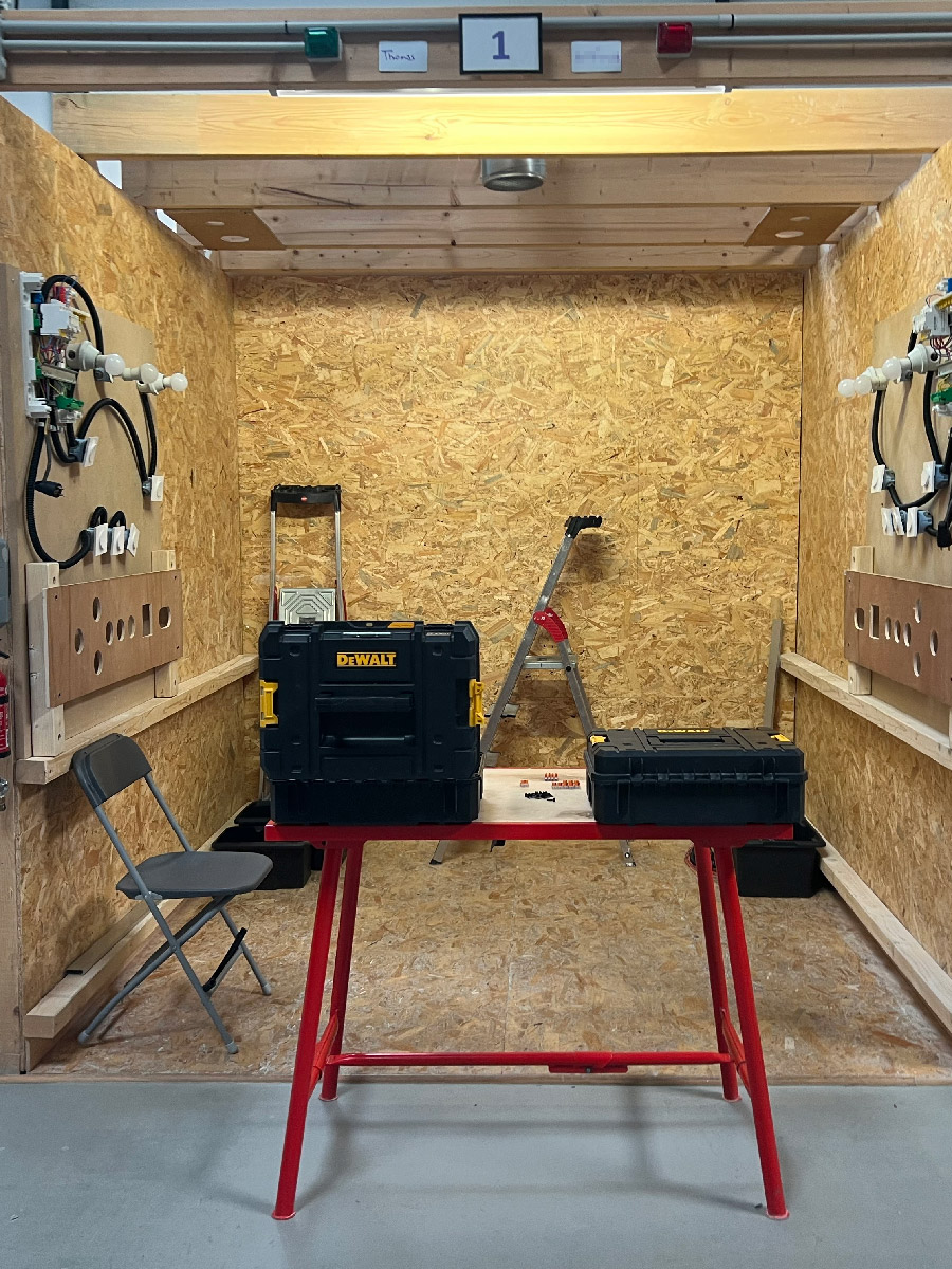 The box where I spent most of my time during that week of training. Each box contains two students, but each of us has their own tools and equipment. We are, of course, allowed to chat and help each other if needed.