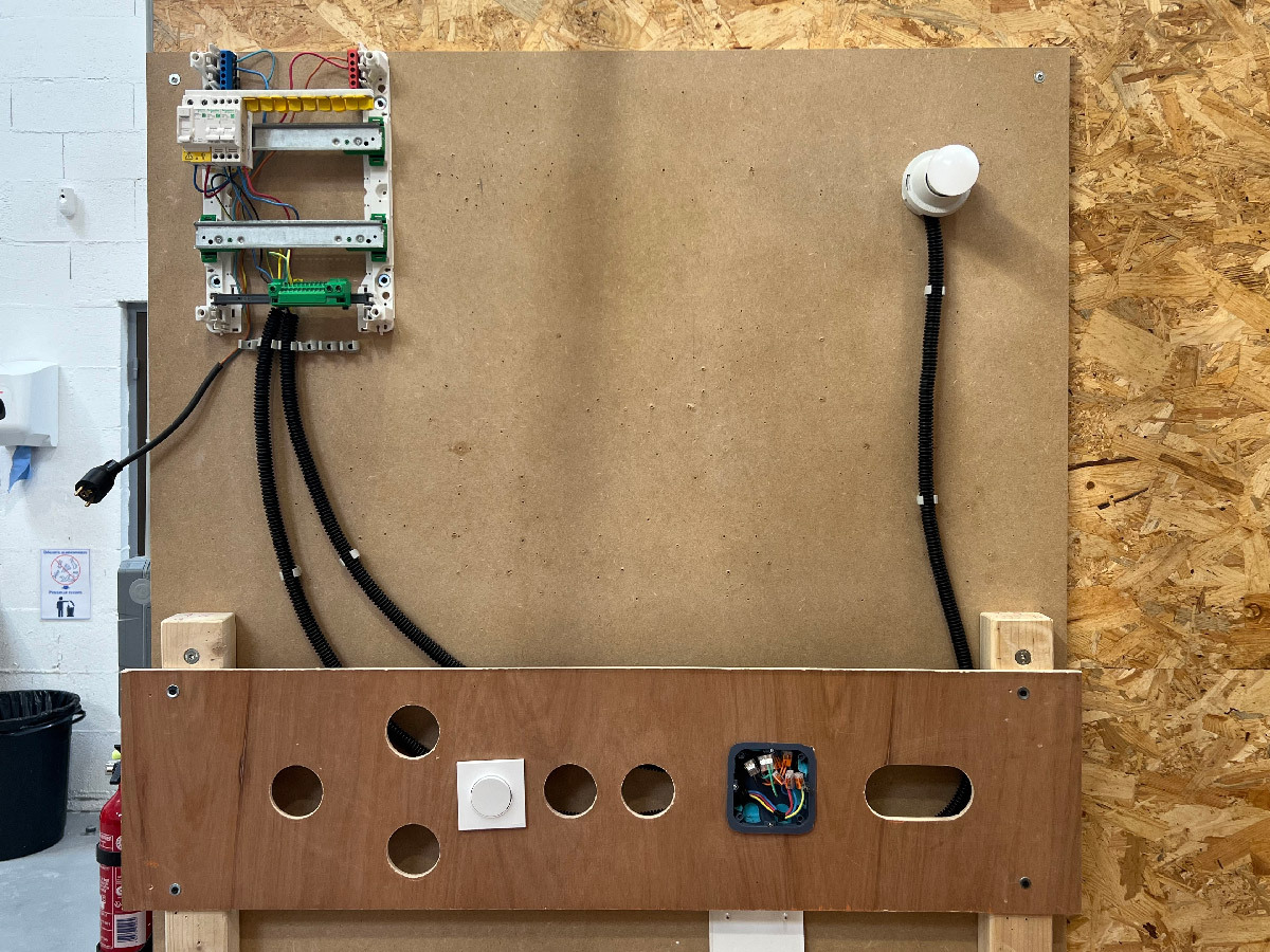 The last day, setting up the base that is used for the next day’s final exam, during which I had to install a plug socket and replace the switch with a motion sensor. That was easy, compared to what I did during the week.
