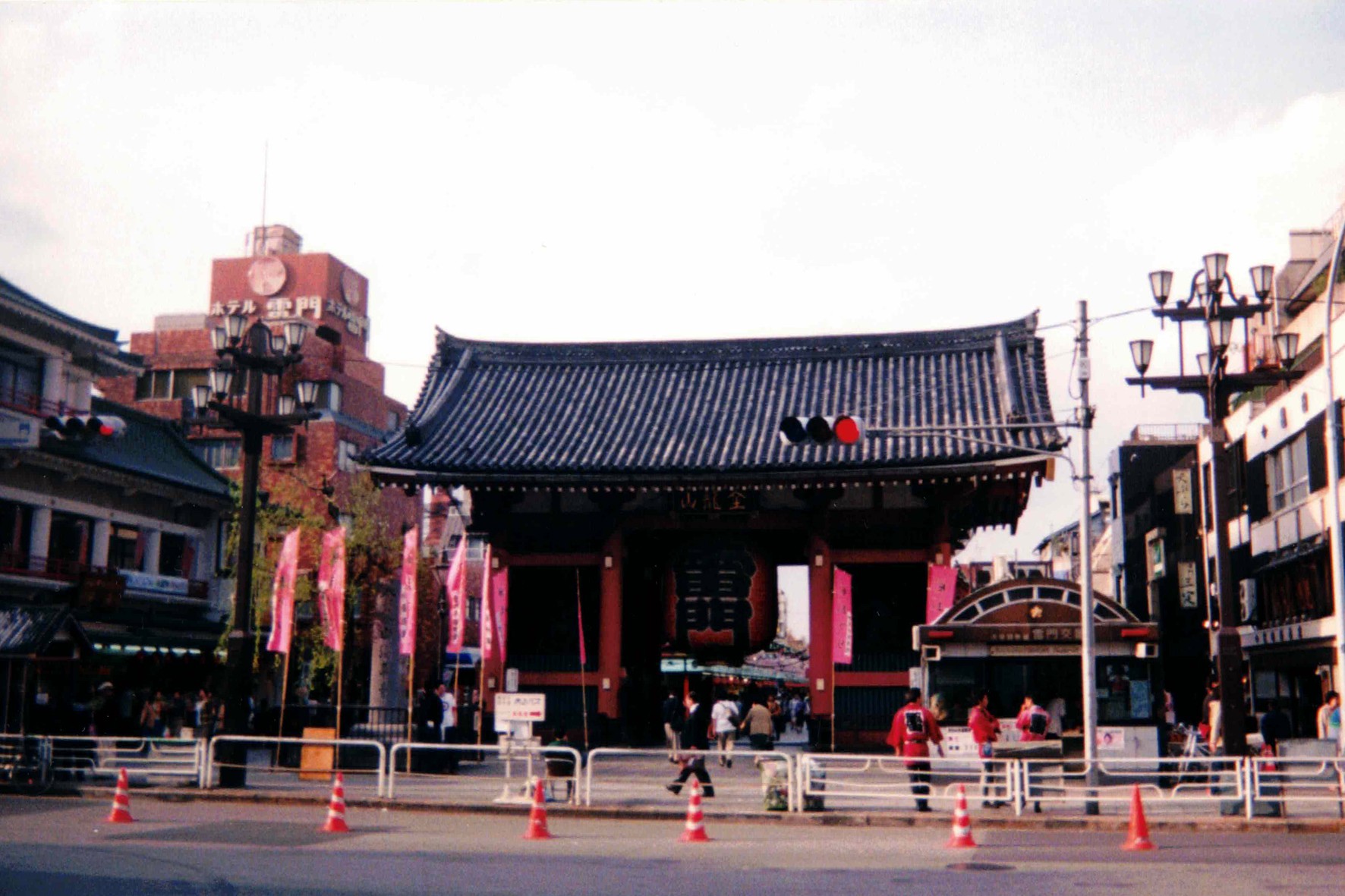 Kaminari-mon, entrance gate to Sensō-ji