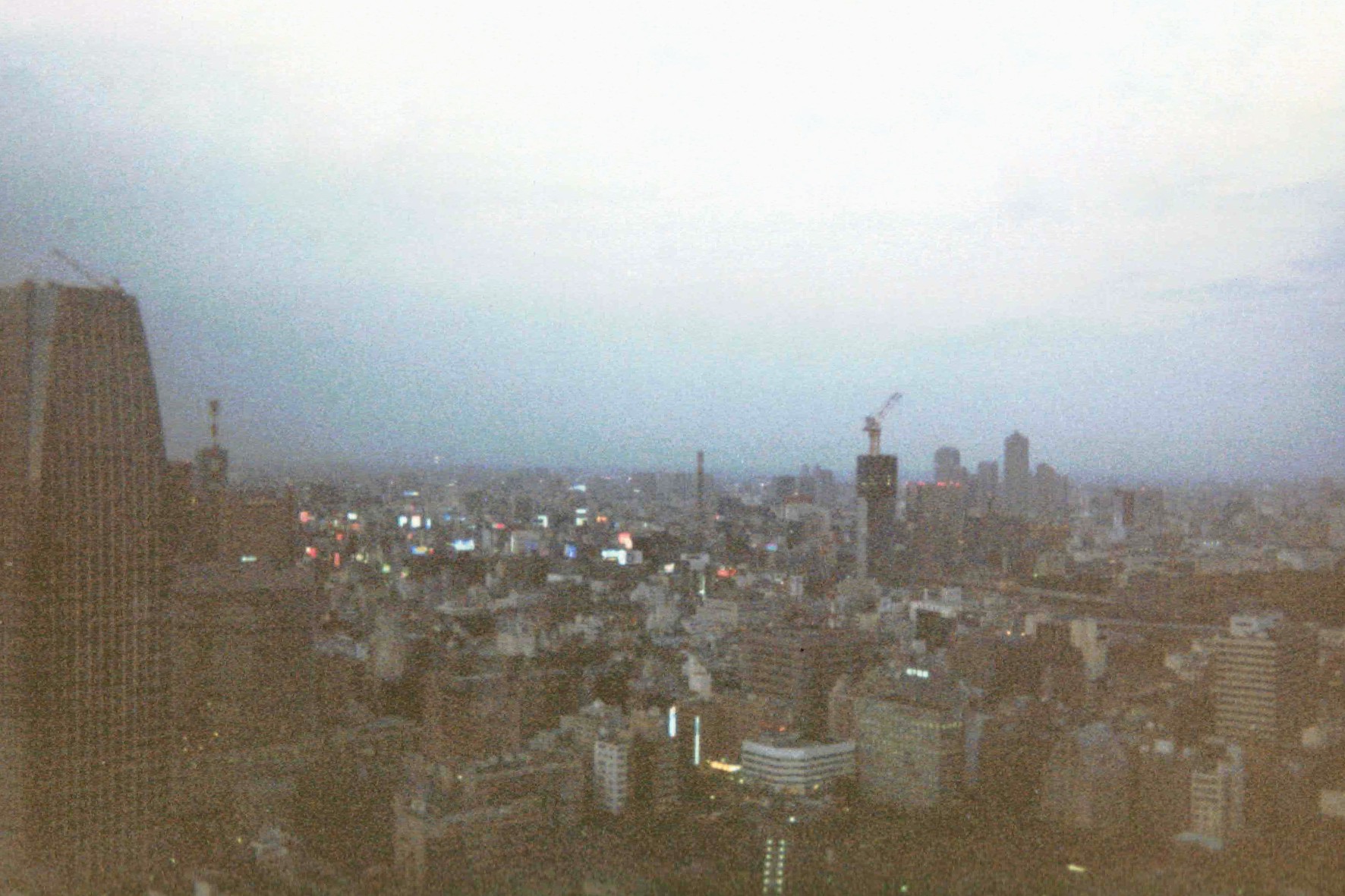 On the left rises the Atago Green Hills Mori Tower, still under construction in April 2001. Today, the Tokyo Skytree would dominate this direction