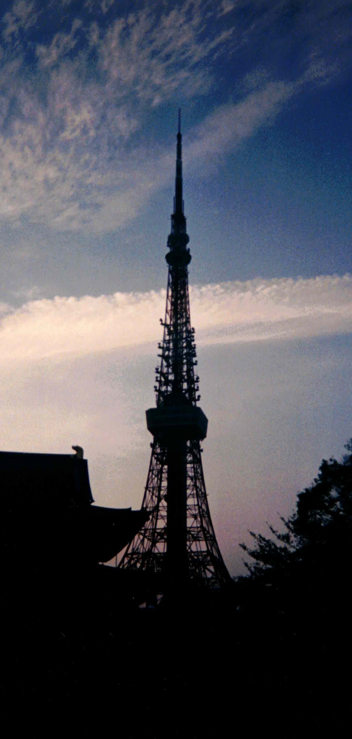 Tokyo Tower at blue hour, seen from the entrance to Zōjō-ji
