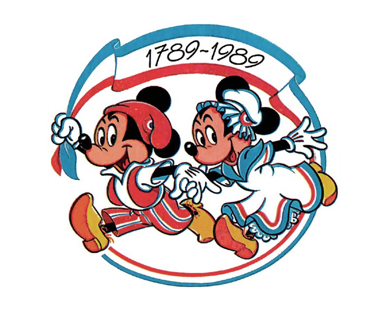 L’illustration complète de la fresque du bicentenaire qui orne les dos des douze numéros. Mickey et Minnie, habillés en costumes d’époque révolutionnaire, portent fièrement la banderole tricolore « 1789-1989 »
