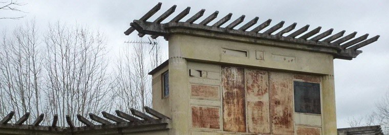 Une partie du bâtiment, avant sa restauration en 2020. La photo date probablement du milieu des années 2010, mais il ne devait pas être différent au milieu des années 1990.