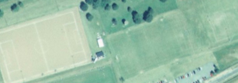 Photo satellite du même endroit au milieu des années 1990. La tour d’observation est au centre de la photo, le point gris en haut, entre des arbres.